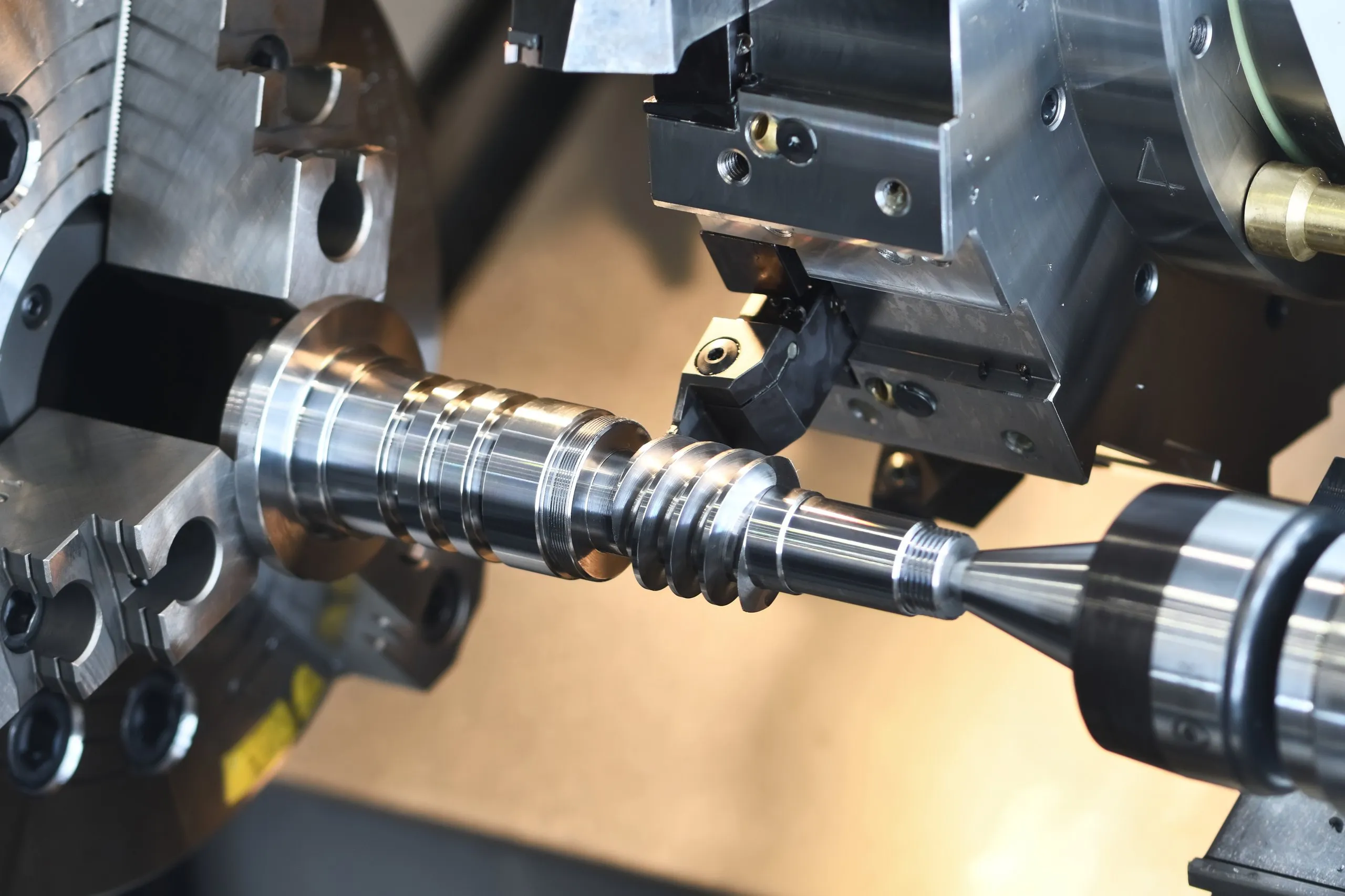 CNC-Drehmaschine bei der Bearbeitung eines Präzisionsteils