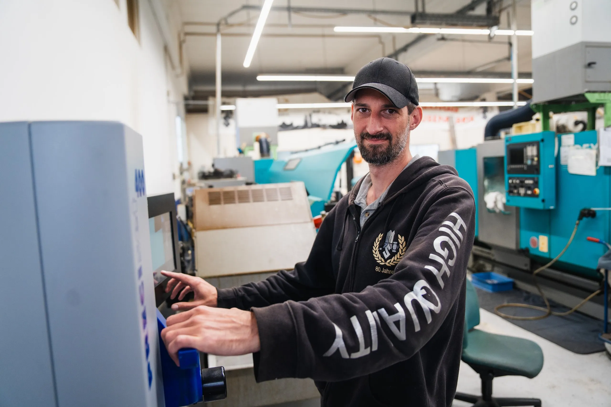Moderner Arbeitsplatz in der CNC-Fertigung